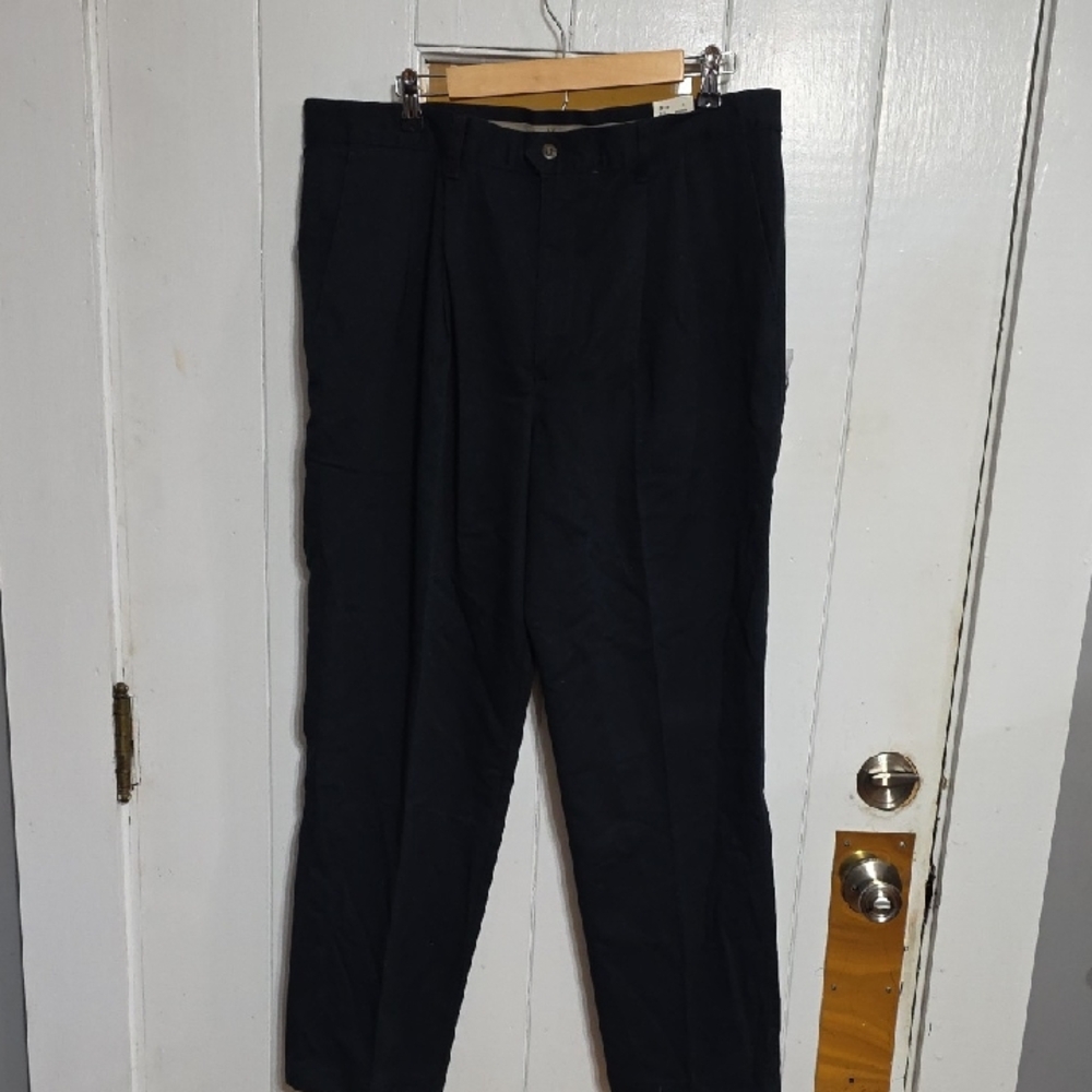 NWT Dockers Classic Khakis Pleated Men's No Wrinkle Navy? Black? Sz 38x30 *READ*